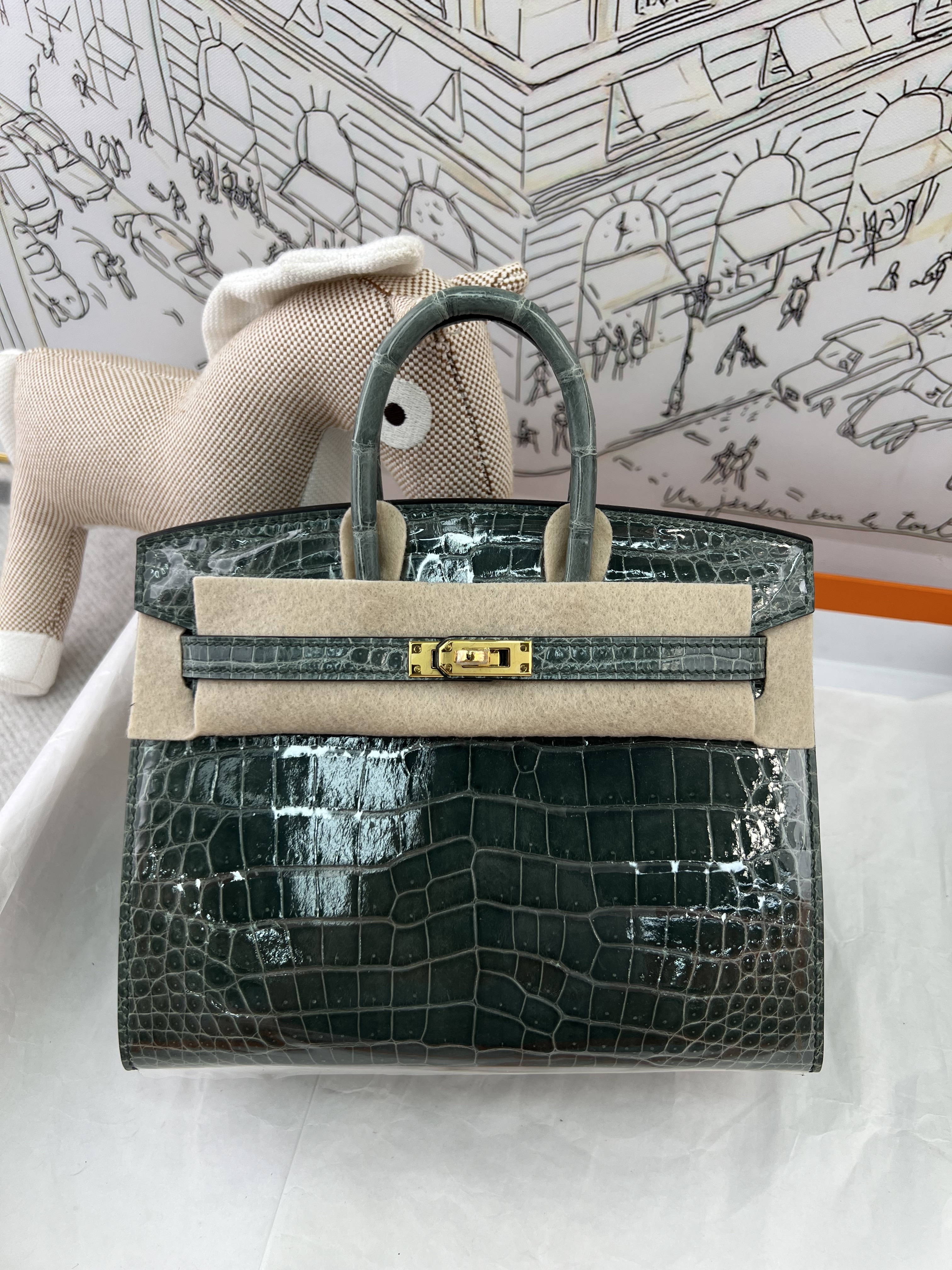 Emerald Green In Stock ✨ High-Gloss Crocodile Birkin 20cm, Fully Hand-Stitched with Waxed Thread from 3 Whole Hides, Solid Steel Hardware, Goatskin Lining